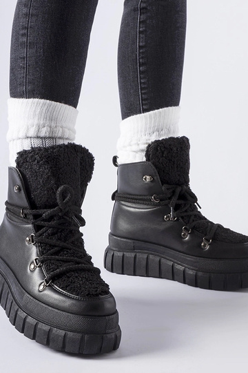 Juodi kulkšnies batai ant...