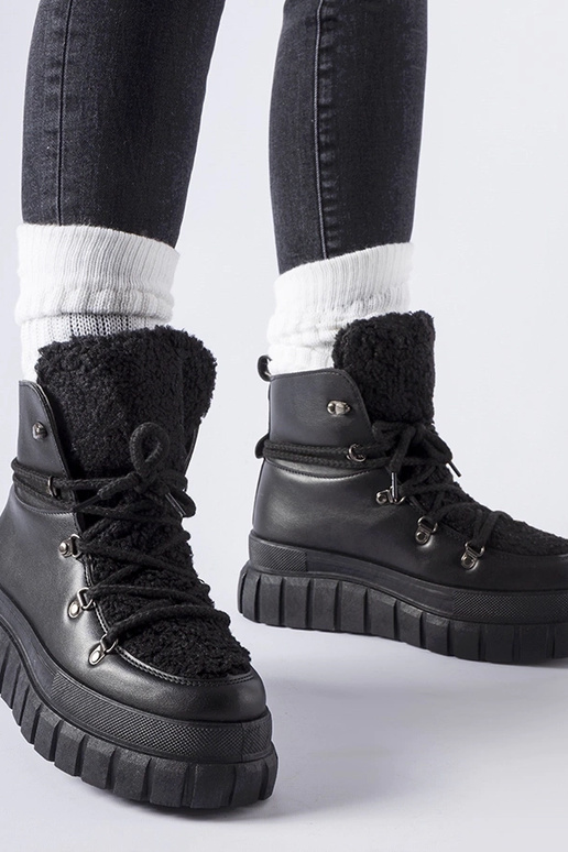 Juodi kulkšnies batai ant masyvios...