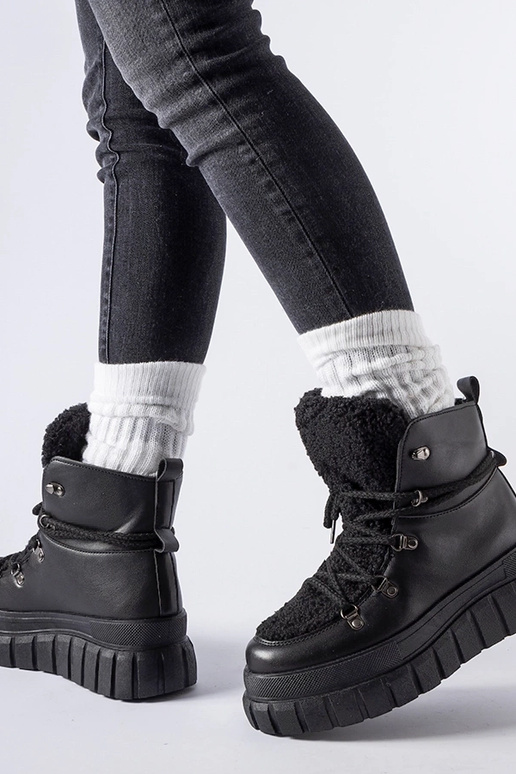 Juodi kulkšnies batai ant masyvios...