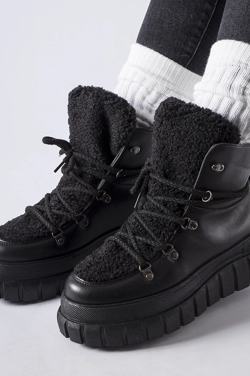 Juodi kulkšnies batai ant masyvios...