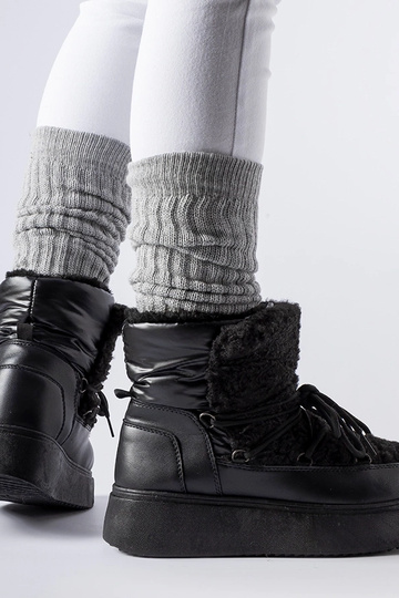 Juodi sniego batai ant...