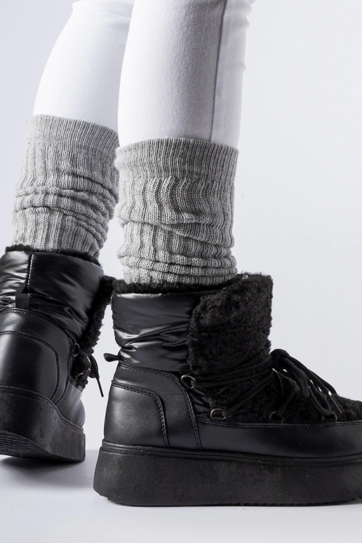 Juodi sniego batai ant masyvios Elvio...