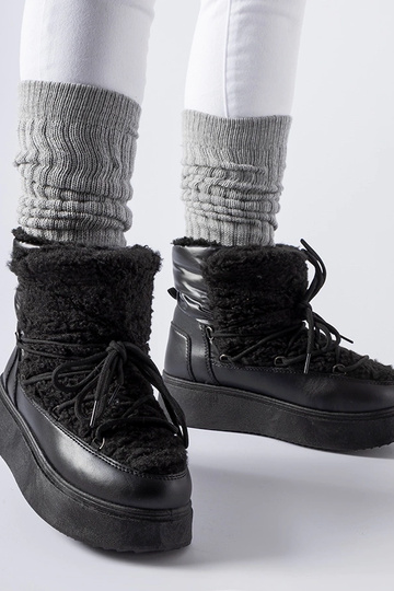 Juodi sniego batai ant... 2