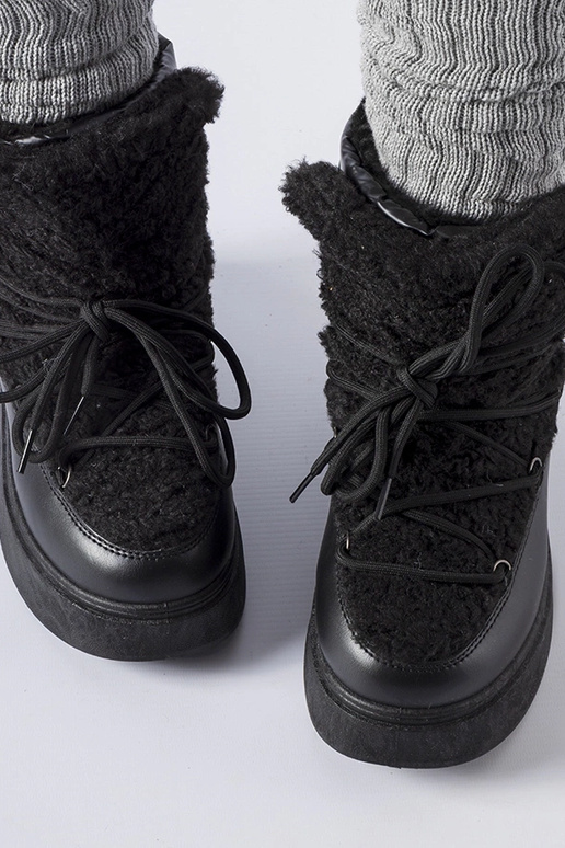 Juodi sniego batai ant masyvios Elvio...