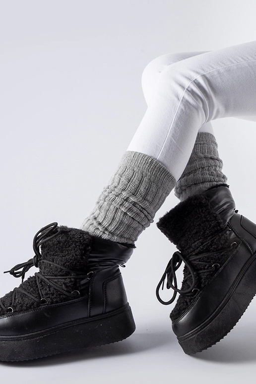 Juodi sniego batai ant masyvios Elvio...