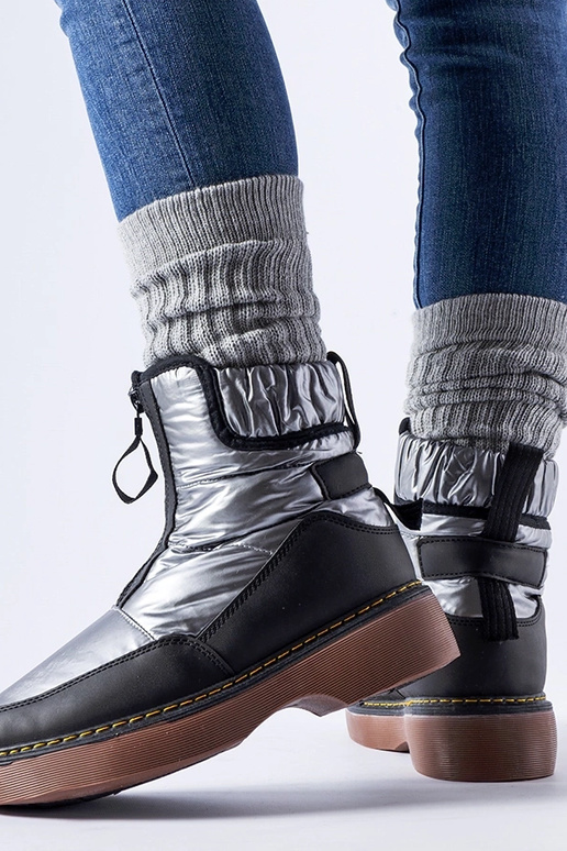 Pilki izoliuoti sniego batai su...