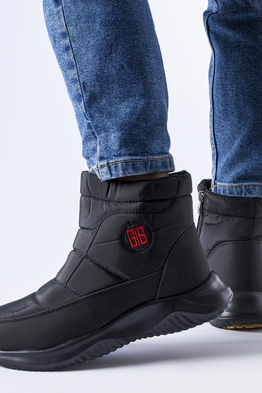 Juodi trumpi izoliuoti sniego batai...