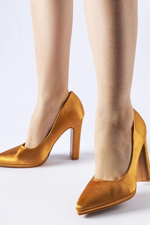 Rudos spalvos satino pompos su... Rudos spalvos satino pompos su...