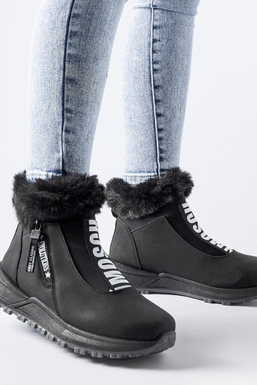 Juodi izoliuoti sportbačiai su aukšta viršūne Oneglia