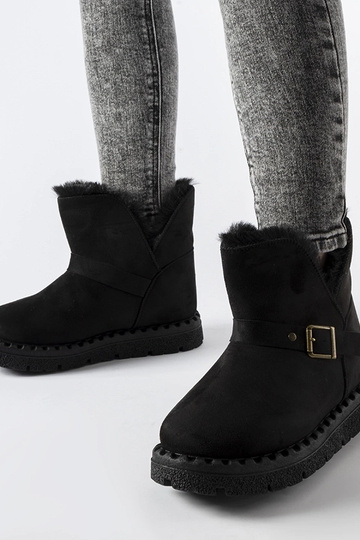 Juodi izoliuoti sniego...