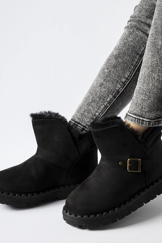 Juodi izoliuoti sniego batai su...