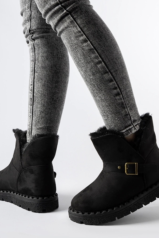 Juodi izoliuoti sniego batai su...