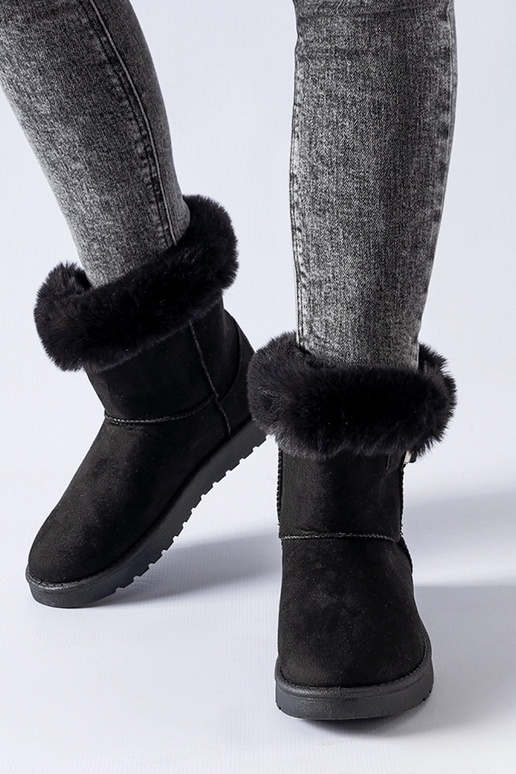 Borgorato sniego batai su juodu kailiu