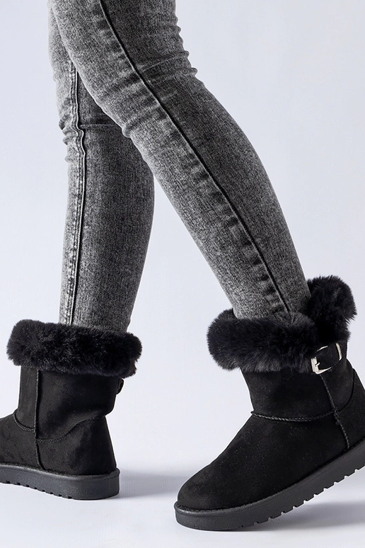 Borgorato sniego batai su juodu kailiu