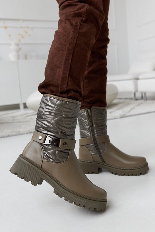 Žalios spalvos izoliuoti batai su...