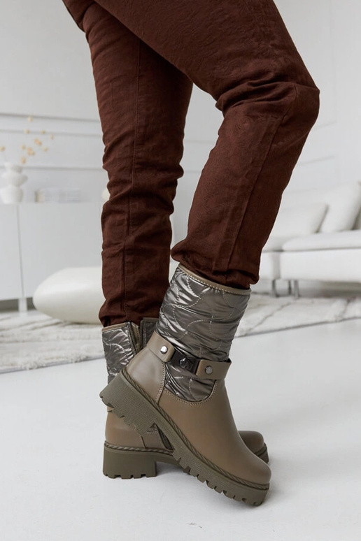 Žalios spalvos izoliuoti batai su...