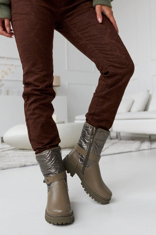 Žalios spalvos izoliuoti batai su...