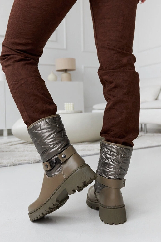 Žalios spalvos izoliuoti batai su...