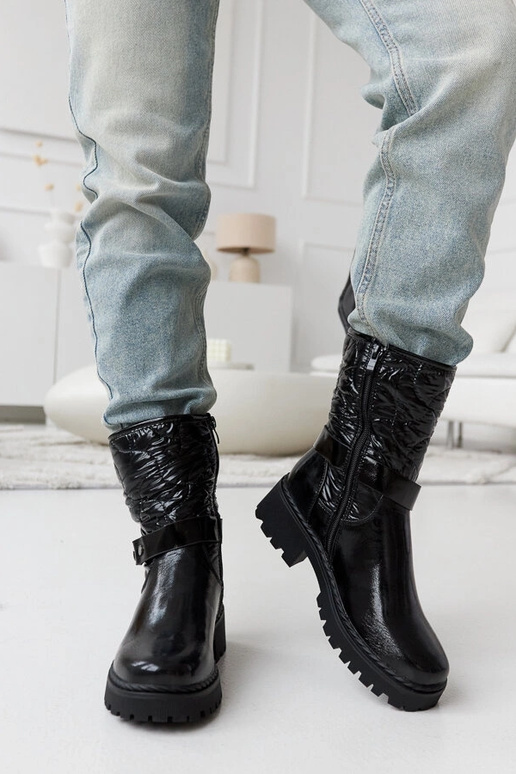 Juodi lakiruoti batai su dekoratyvine...