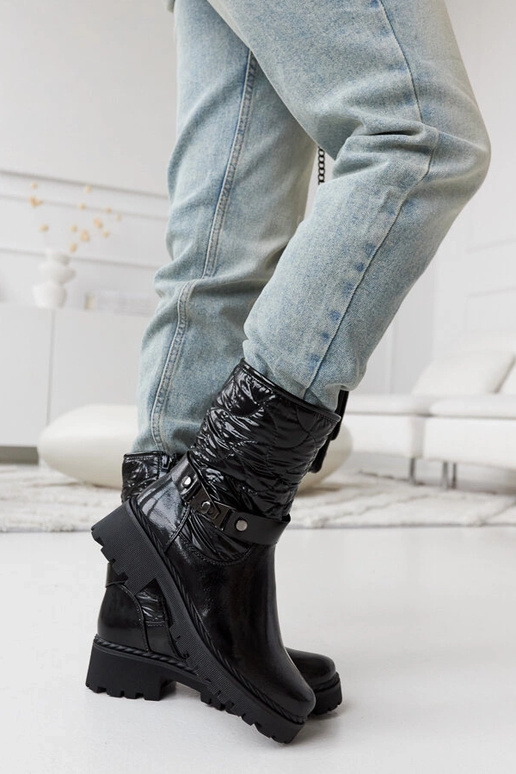 Juodi lakiruoti batai su dekoratyvine...