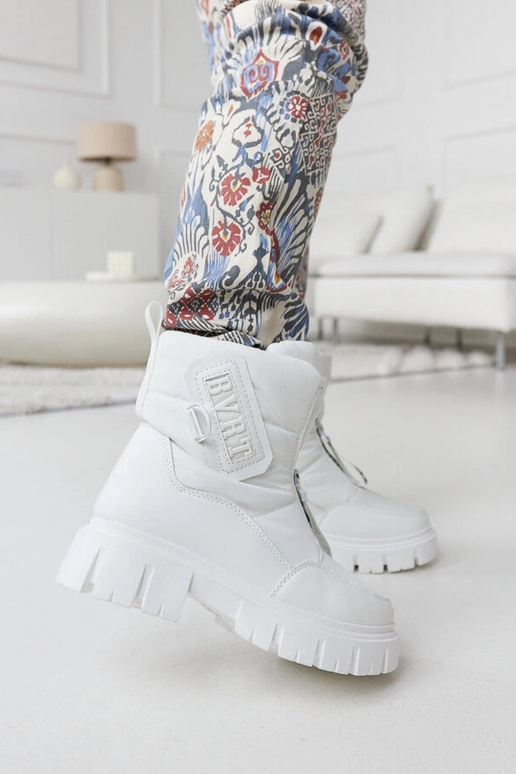 Baltos spalvos izoliuoti sniego batai...