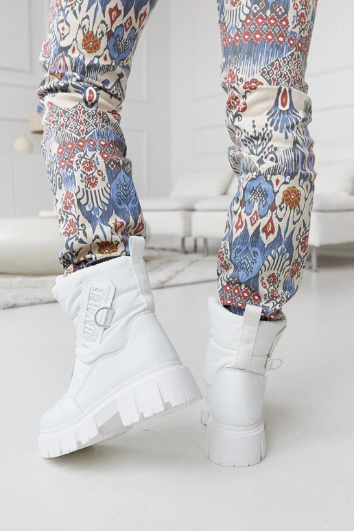 Baltos spalvos izoliuoti sniego batai...