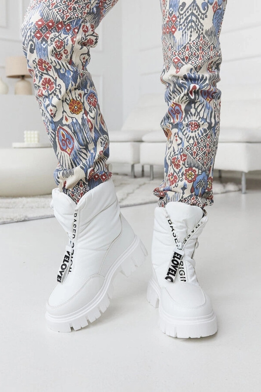 Baltos spalvos izoliuoti sniego batai...