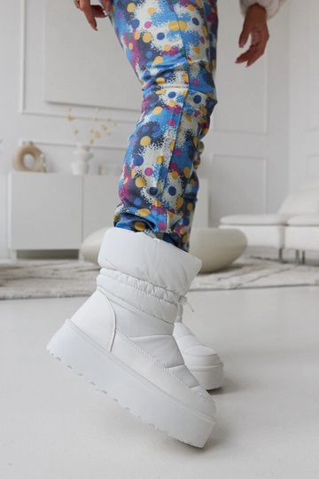 Balti šiltinami sniego...