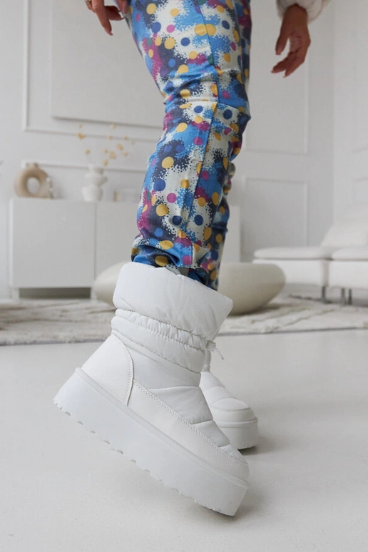 Balti šiltinami sniego batai ant...