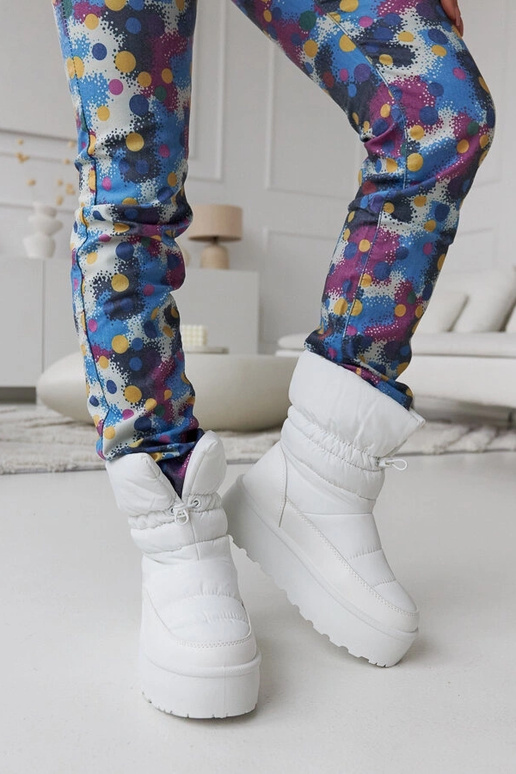 Balti šiltinami sniego batai ant...