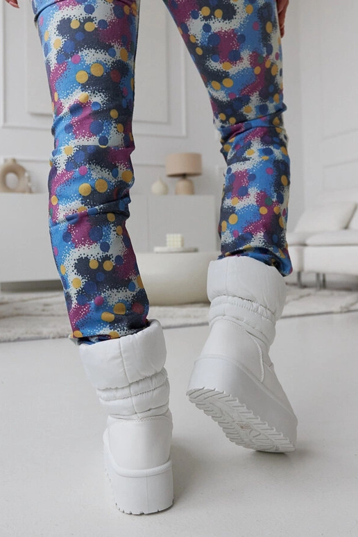 Balti šiltinami sniego batai ant...