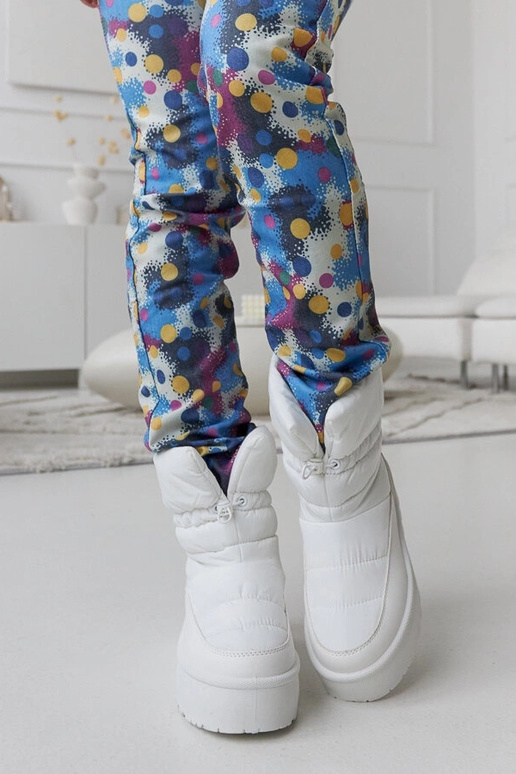 Balti šiltinami sniego batai ant...