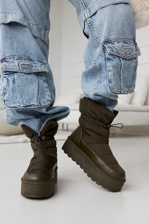 Žalios spalvos izoliuoti sniego batai... Žalios spalvos izoliuoti sniego batai...