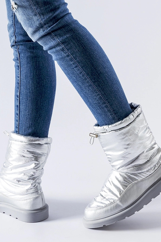 Sidabriniai izoliuoti balti sniego batai