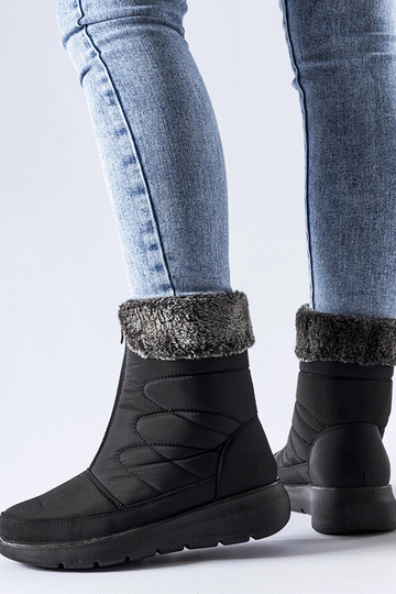 Juodi žemi sniego batai...