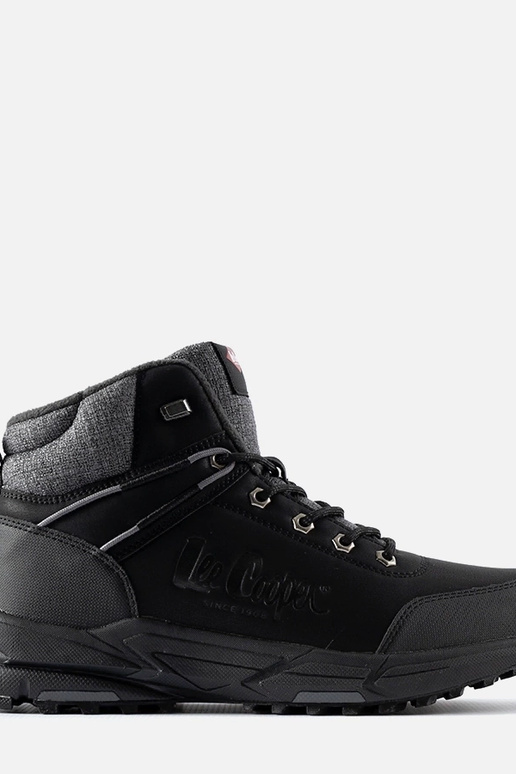 Juodi izoliuoti vyriški žygio batai...