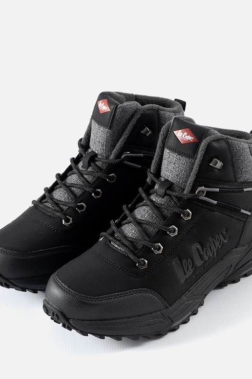 Juodi izoliuoti vyriški žygio batai...