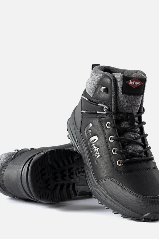 Juodi izoliuoti vyriški žygio batai...