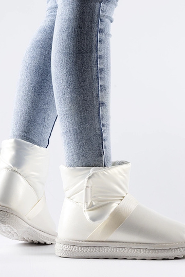 Delaune smėlio spalvos...