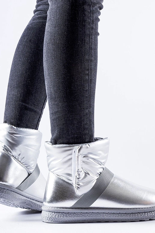 Delaune sidabriniai blizgūs trumpi...