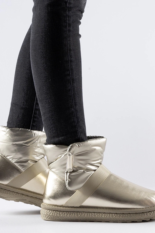 Delaune auksu blizgantys trumpi...