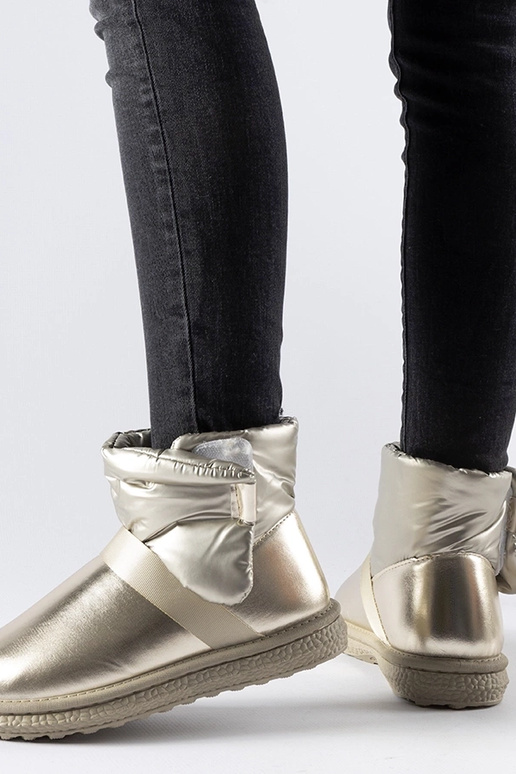 Delaune auksu blizgantys trumpi...