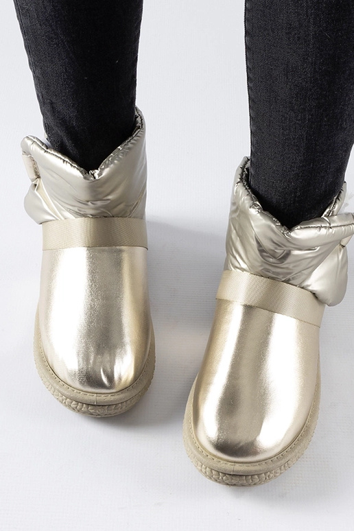 Delaune auksu blizgantys trumpi...