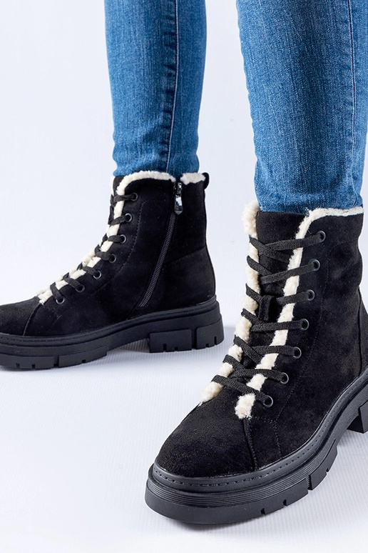 Juodi izoliuoti batai iš dirbtinės...