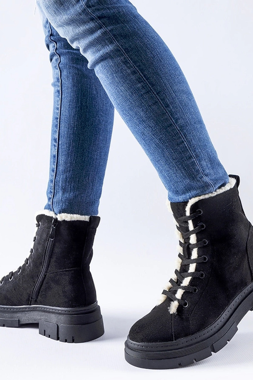 Juodi izoliuoti batai iš dirbtinės...