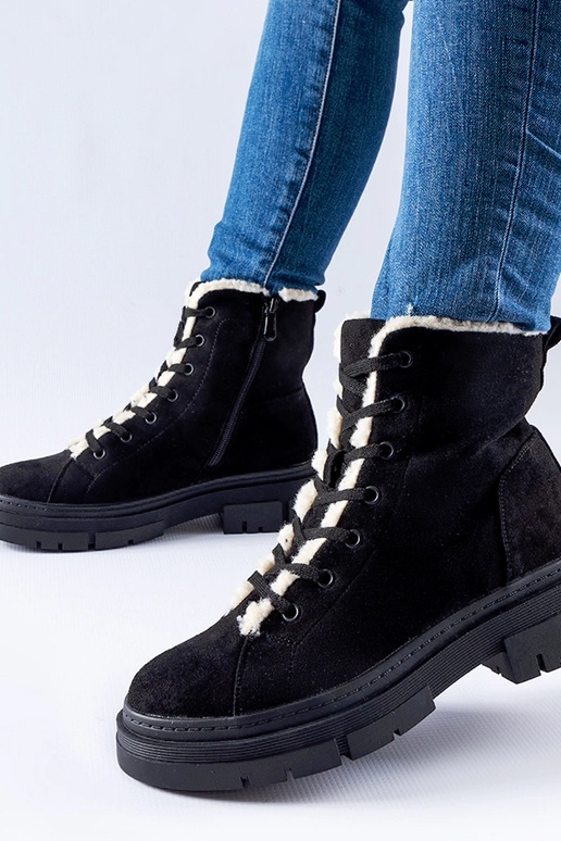 Juodi izoliuoti batai iš dirbtinės...