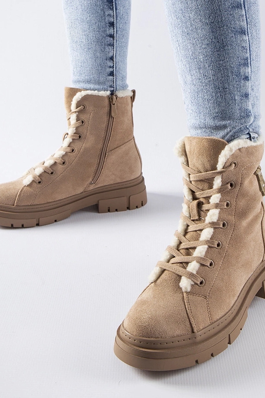 Smėlio spalvos izoliuoti batai iš...