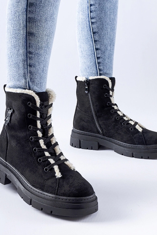 Juodi izoliuoti batai iš dirbtinės...