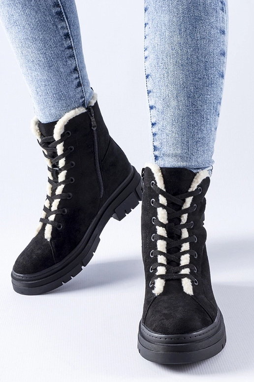 Juodi izoliuoti batai iš dirbtinės...