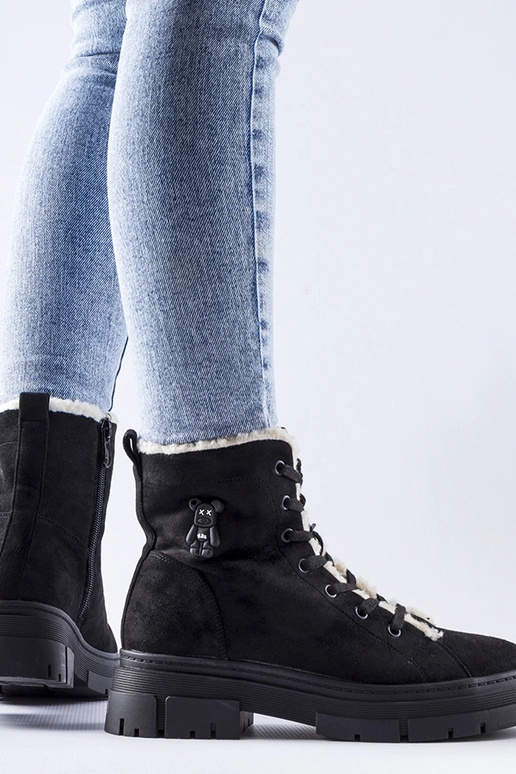 Juodi izoliuoti batai iš dirbtinės...